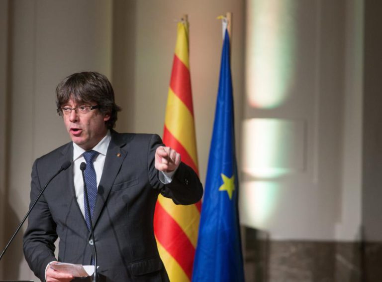 PUIGDEMONT PERGUNTA SE UE VAI “CONTINUAR A AJUDAR RAJOY NESTE GOLPE DE ESTADO”
