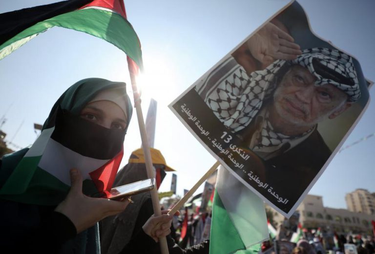 DEZENAS DE MILHARES DE PALESTINIANOS ASSINALAM 13.º ANIVERSÁRIO DA MORTE DE ARAFAT