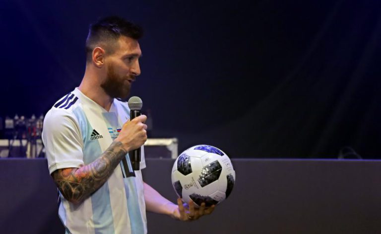 MESSI, ZIDANE E ANTIGAS ESTRELAS DO FUTEBOL APRESENTAM BOLA DO MUNDIAL2018