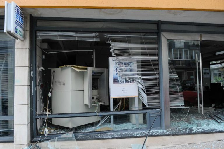 ASSALTO A MULTIBANCO NAS CALDAS DA RAINHA DANIFICA COMPANHIA DE SEGUROS E VIATURAS