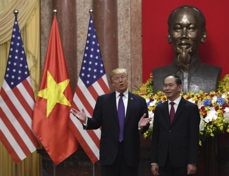 TRUMP OFERECE-SE PARA MEDIAR DISPUTAS NO MAR DO SUL DA CHINA