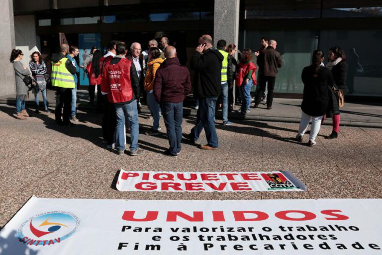 GREVE DE TRABALHADORES DA MANPOWER AO SERVIÇO DA PT COM ADESÃO SUPERIOR A 80%, SEGUNDO SINDICATO