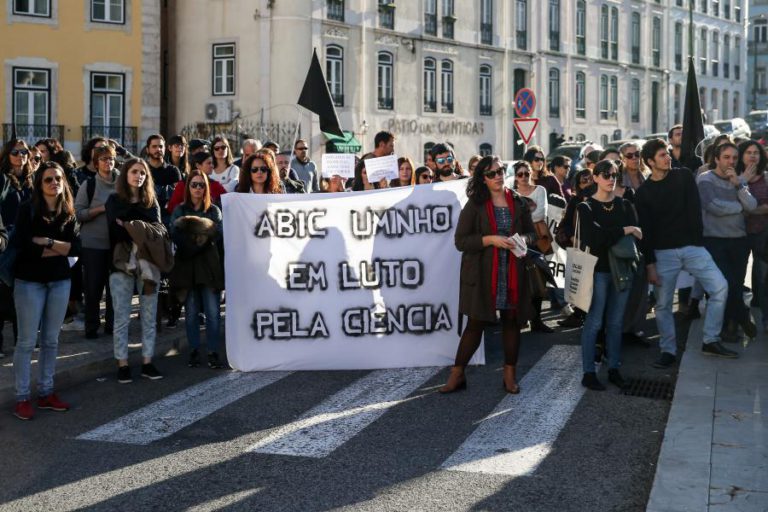 INVESTIGADORES CIENTÍFICOS APELAM PARA QUE MINISTRO CUMPRA PROMESSAS
