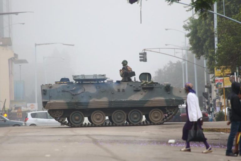 EXÉRCITO DO ZIMBABUÉ TEM MUGABE E A MULHER SOB CUSTÓDIA E CONTROLA A CAPITAL