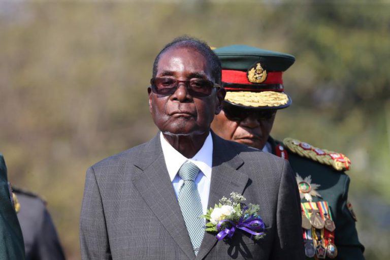 MUGABE RECUSA CEDER PODER AOS MILITARES E AFASTAR-SE DA PRESIDÊNCIA DO ZIMBABUÉ