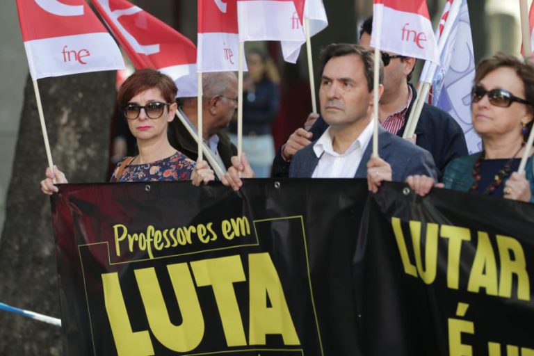 GREVES PARCIAIS DE PROFESSORES PODERÃO SER LEVANTADAS NA TERÇA-FEIRA