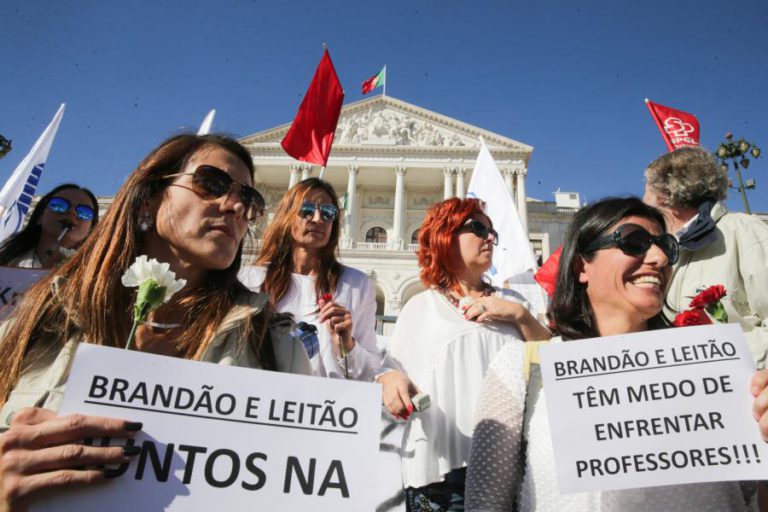 MILHARES DE PROFESSORES JUNTAM-SE EM PROTESTO JUNTO DO PARLAMENTO