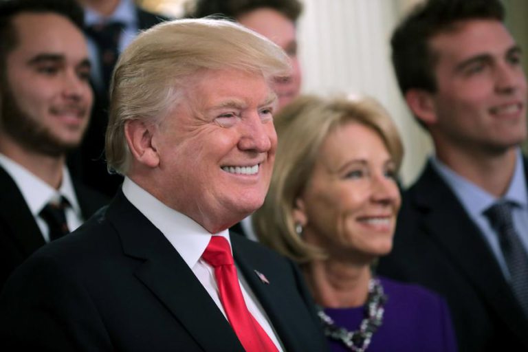 TRUMP CRITICA HILLARY CLINTON DEPOIS DE DECLARAÇÕES SOBRE ALEGADOS ABUSOS SEXUAIS