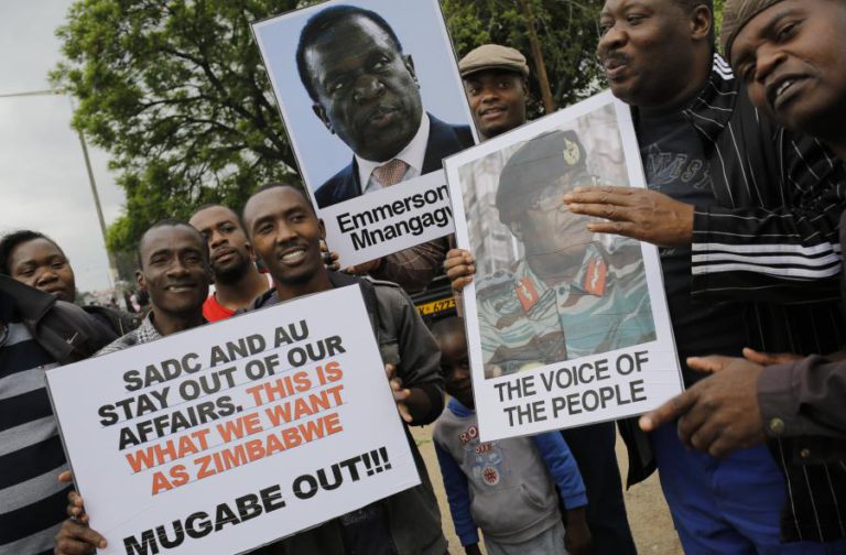 PARTIDO NO PODER NO ZIMBABUÉ REÚNE-SE NO DOMINGO PARA DISCUTIR SAÍDA DE MUGABE