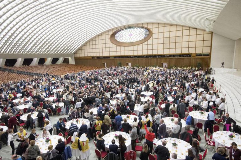 PAPA ALMOÇA COM 1.500 POBRES E REJEITA “INDIFERENÇA” FACE À POBREZA