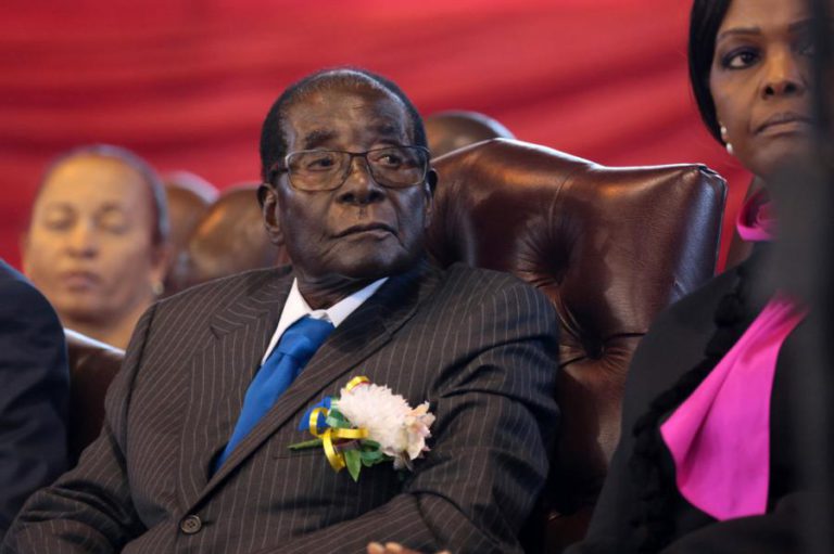 ROBERT MUGABE RESIGNA CARGO DE PRESIDENTE