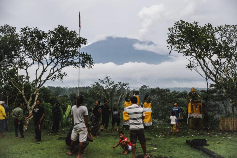ALERTA MÁXIMO DEVIDO A ERUPÇÃO DE VULCÃO EM BALI, AEROPORTOS ENCERRADOS