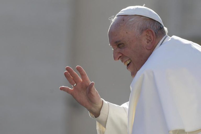 PAPA PEDE A LÍDERES RELIGIOSOS EM RANGUM QUE “NÃO SE DEIXEM COLONIZAR”