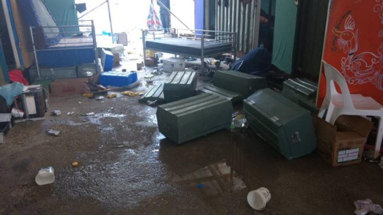 AUTORIDADES DA PAPUA NOVA GUINÉ RETIRAM ÚLTIMOS REFUGIADOS BARRICADOS EM CENTRO