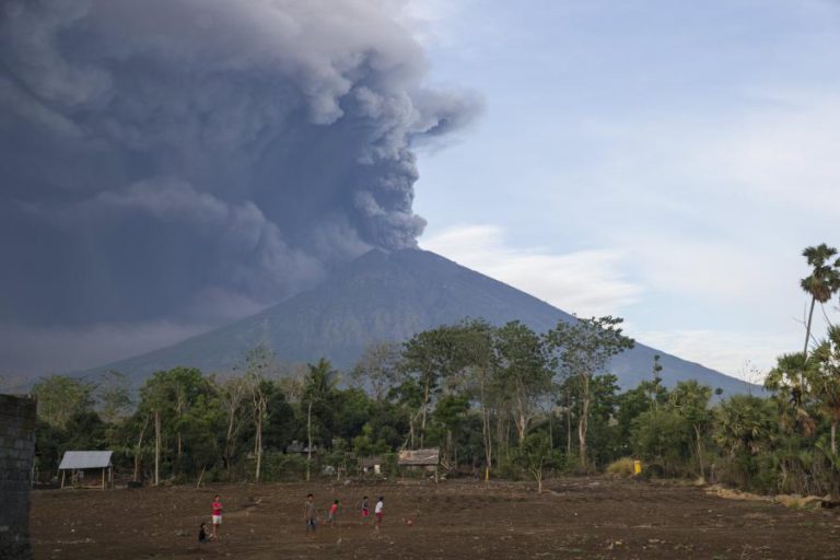 SUSPENSOS VOOS EM BALI APÓS ERUPÇÃO DO VULCÃO AGUNG