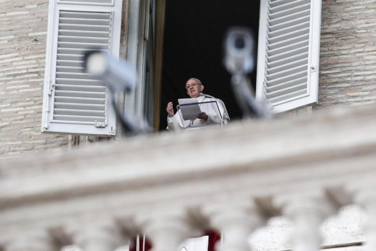 PAPA LIDERA MINUTO DE ORAÇÃO EM SILÊNCIO PELAS VÍTIMAS DE ATENTADO NO EGITO