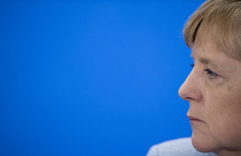 MERKEL TENTA ALIAR-SE A SOCIAL-DEMOCRATAS PARA FORMAR GOVERNO