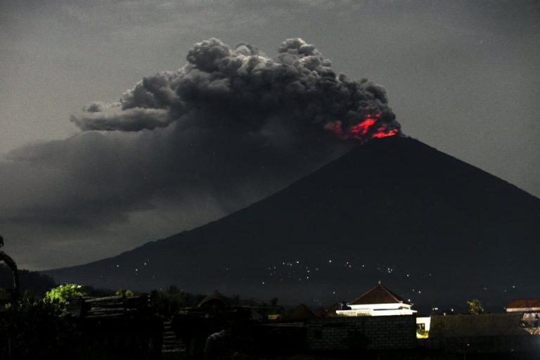 AEROPORTO DE BALI ENCERRADO PELO TERCEIRO DIA CONSECUTIVO DEVIDO A ERUPÇÃO VULCÂNICA