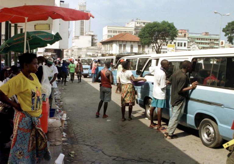 MERCADO DE RUA EM LUANDA JÁ COLOCA DÓLAR NOS 420 KWANZAS