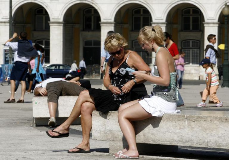 MNE GARANTE SER FALSO QUE PORTUGAL E LISBOA TENHAM TURISTAS A MAIS