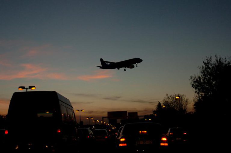 MAIS DE 1.150 CASOS DE LASERS APONTADOS A AVIÕES PERTO DOS AEROPORTOS DESDE 2013