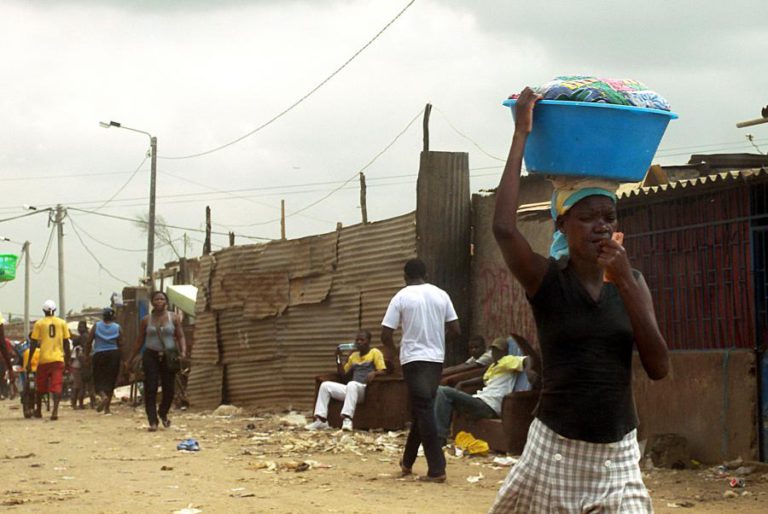 POLÍCIA ANGOLANA RECONHECE QUE FALTAM ESQUADRAS EM BAIRROS DE LUANDA