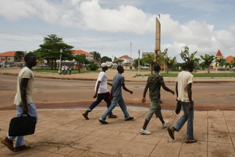 POLÍCIA DA GUINÉ-BISSAU DISPERSA MANIFESTANTES COM GÁS LACRIMOGÉNEO