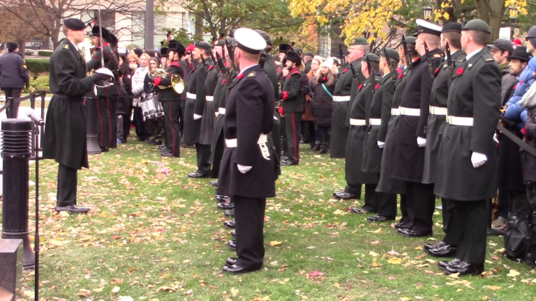 REMEMBRANCE DAY CELEBRADO NO QUEEN’S PARK EM TORONTO