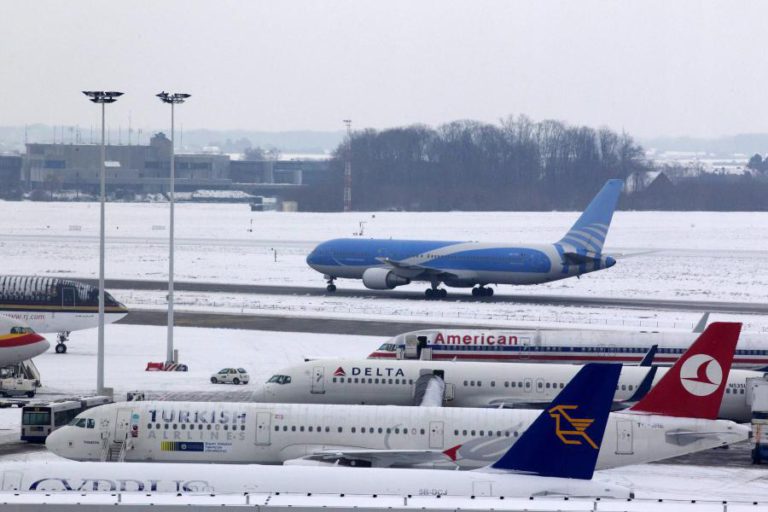 AEROPORTO DE BRUXELAS CANCELA DEZENAS DE VOOS DEVIDO AO MAU TEMPO