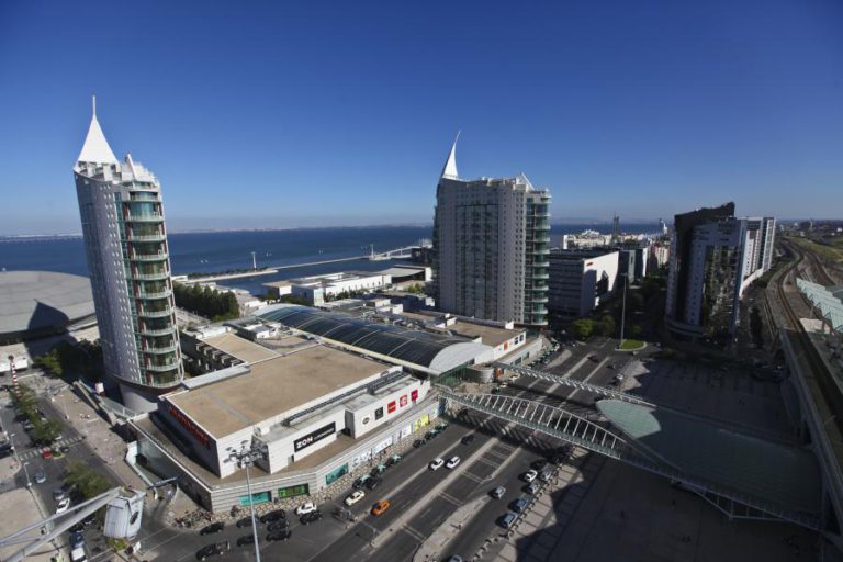 PAIS DE MENINA CHINESA QUE CAIU DO 21.º ANDAR LISBOA CONDENADOS A CINCO ANOS COM PENA SUSPENSA