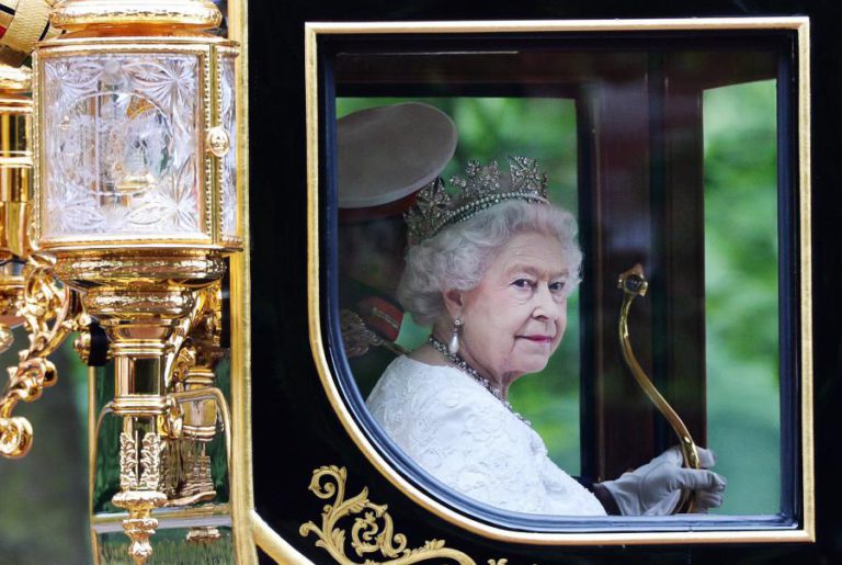 RAINHA DE INGLATERRA LEMBRA “HORRÍVEIS” ATAQUES NO PAÍS EM MENSAGEM DE NATAL