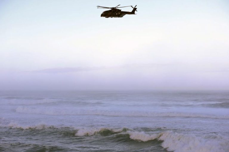 DOIS VELEJADORES ALEMÃES RESGATADOS POR HELICÓPTERO DA FA A SUL DO ALGARVE