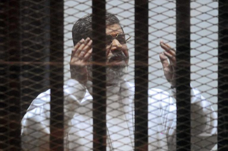 TRIBUNAL EGÍPCIO CONDENA EX-PRESIDENTE MORSI POR INSULTO AO SISTEMA JUDICIAL