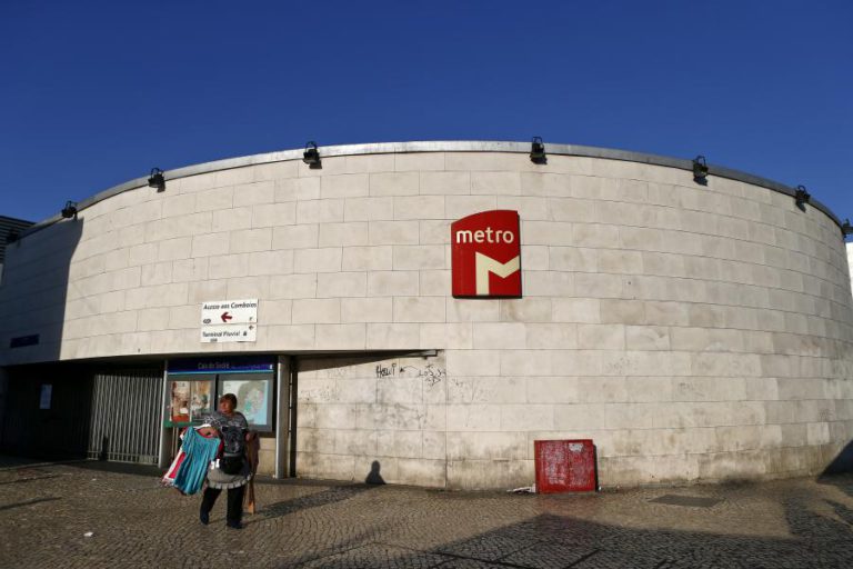 METRO DE LISBOA FECHA ÀS 00:00 NA VÉSPERA DE NATAL E ABRE ÀS 08:00 DE DIA 25