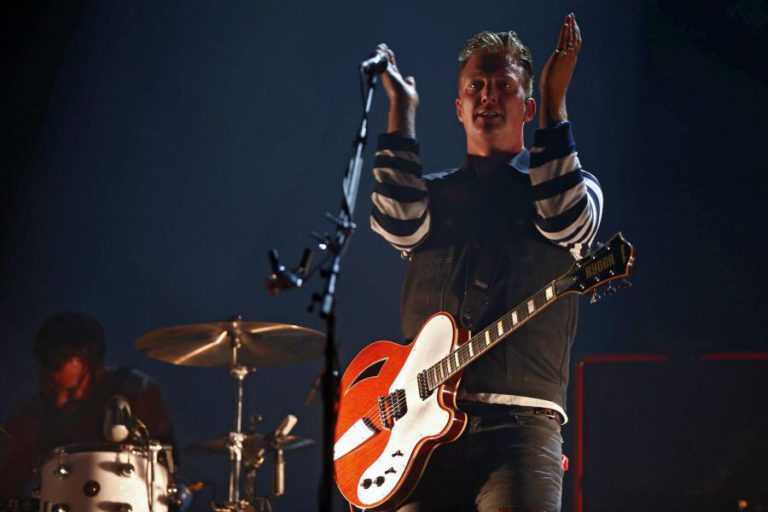 JOSH HOMME PONTAPEIA FOTÓGRAFA NA CARA DURANTE CONCERTO DOS QUEENS OF THE STONE AGE