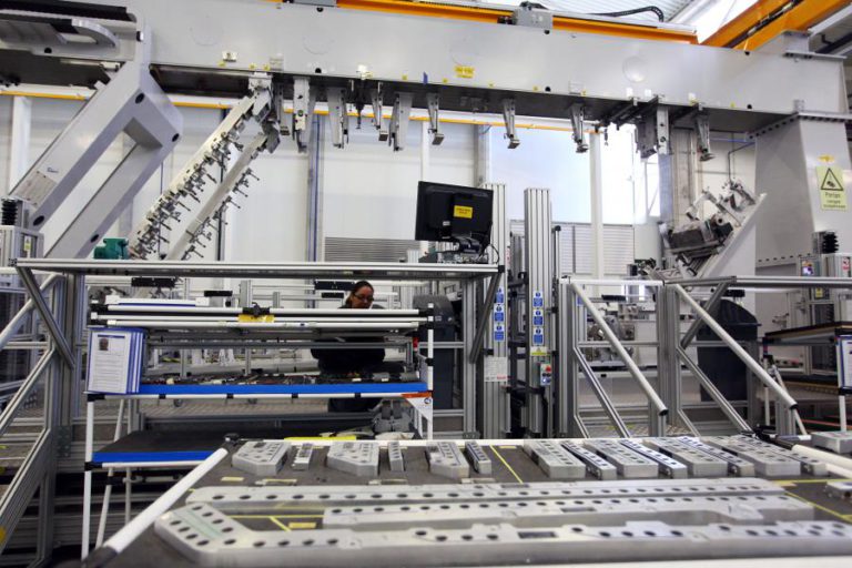 PATRÕES RECUSAM NECESSIDADE DE AVAL DO GOVERNO SOBRE TRANSFERÊNCIA DE TRABALHADORES