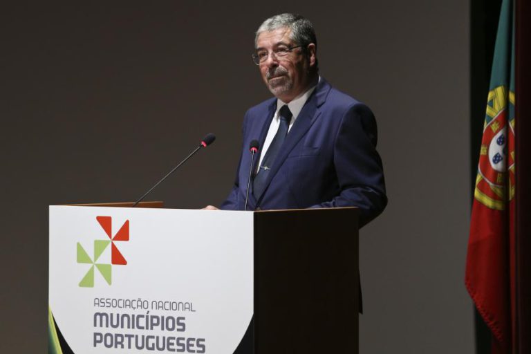MUNICÍPIOS DISCUTEM DESCENTRALIZAÇÃO E FINANÇAS LOCAIS EM CONGRESSO