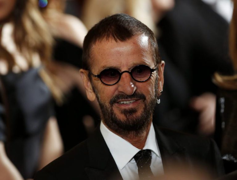 EX-BEATLES RINGO STARR E ATOR HUGH LAURIE CONDECORADOS PELA RAINHA ISABEL II
