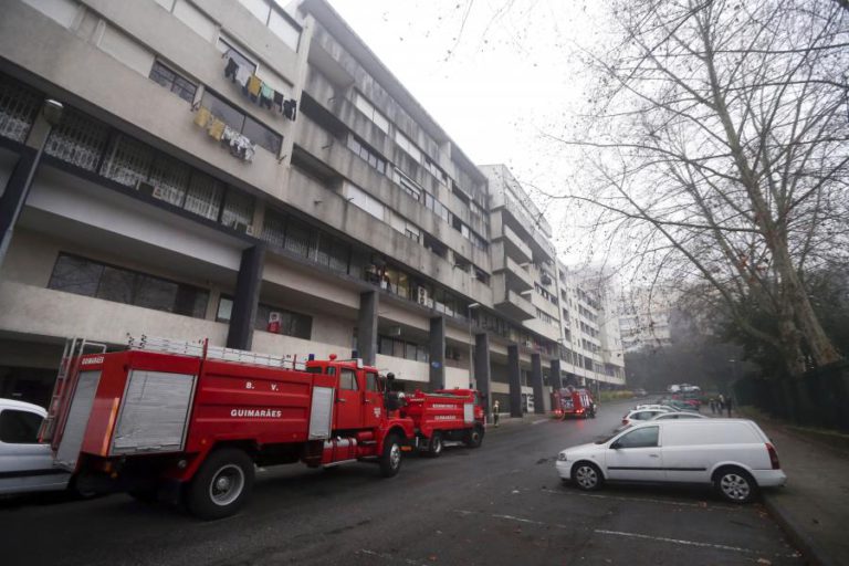 INCÊNDIO EM PRÉDIO DE COIMBRA FAZ UM FERIDO E DOIS DESALOJADOS