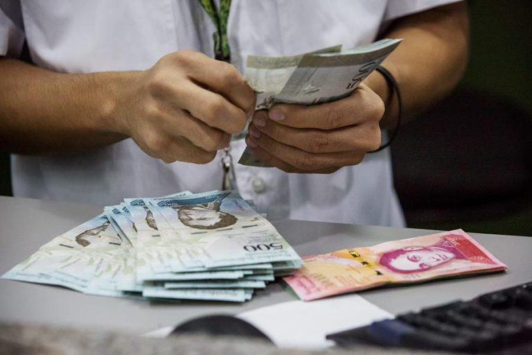 VENEZUELANOS DISTRIBUEM NOTAS DE BOLÍVARES EM TROCA DE MOEDAS EM BOGOTÁ