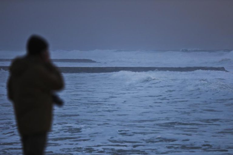 MAU TEMPO: AGITAÇÃO MARÍTIMA MANTÉM COSTA NORTE EM AVISO LARANJA