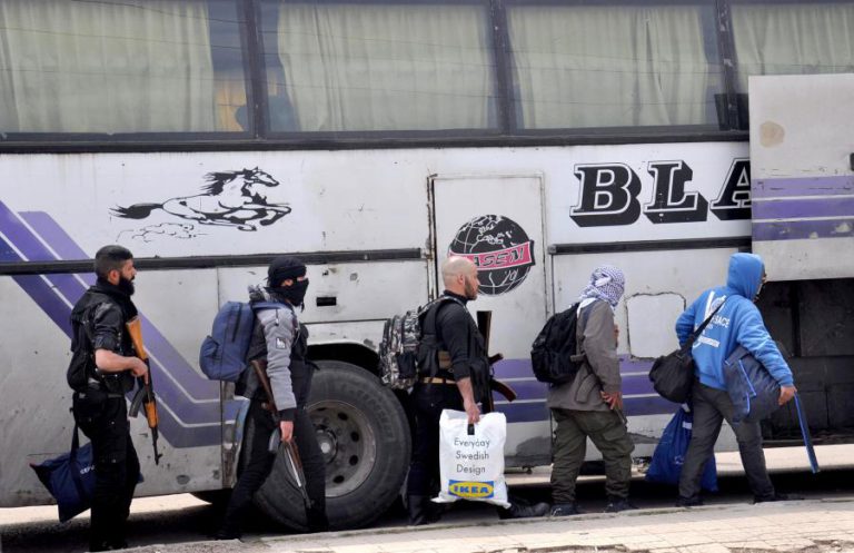 REBELDES E CIVIS ABANDONAM ZONA ESTRATÉGICA NA SÍRIA APÓS ACORDO COM GOVERNO
