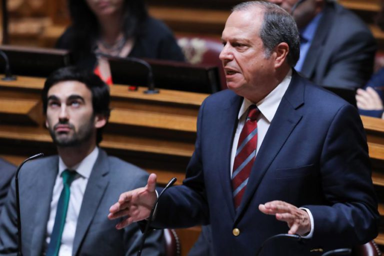 PRESIDENTE DO PS DIZ QUE SECRETÁRIO DE ESTADO DA SAÚDE FEZ BEM EM DEMITIR-SE