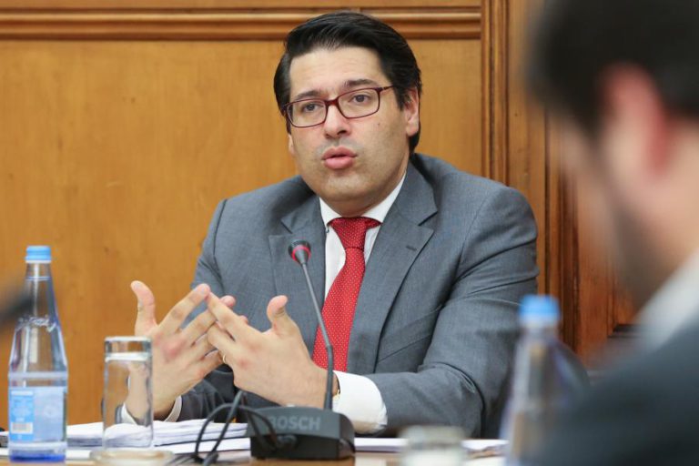 GOVERNO ASSINA CONTRATO PARA PAGAMENTO DE 145 ME AOS LESADOS DO PAPEL COMERCIAL