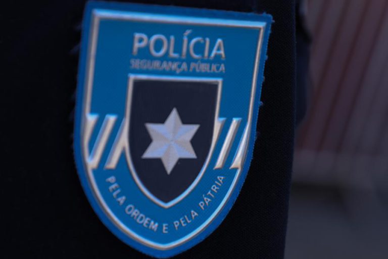 TRÊS DETIDOS E TRÊS POLÍCIAS FERIDOS APÓS ASSALTO A CARRINHA DE VALORES EM LISBOA