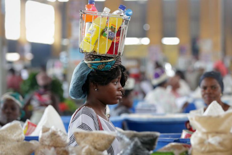 PREÇOS EM ALTA E FALTA DE CLIENTES TRAVAM NEGÓCIO EM MERCADOS DE LUANDA ANTES DO NATAL