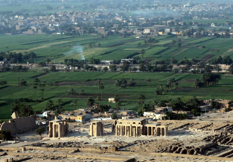 ARQUEÓLOGOS DESCOBREM DOIS TÚMULOS ANTIGOS NA CIDADE EGÍPCIA DE LUXOR