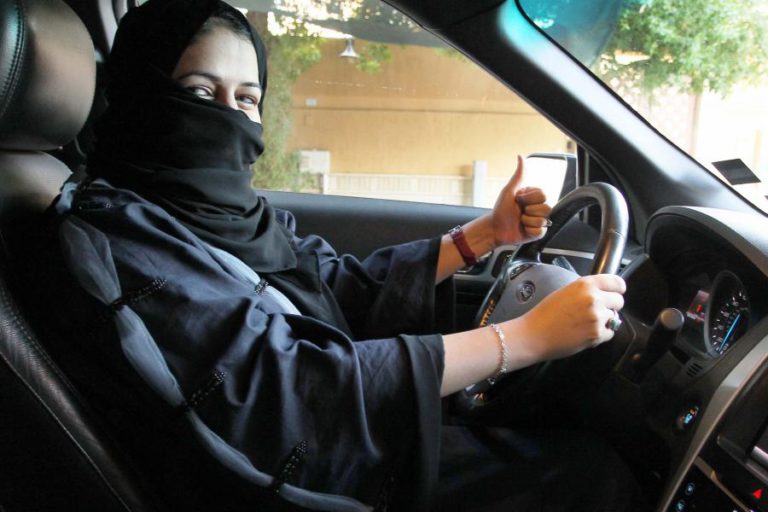 MULHERES SAUDITAS TAMBÉM VÃO PODER GUIAR MOTAS E CAMIÕES A PARTIR DE JUNHO