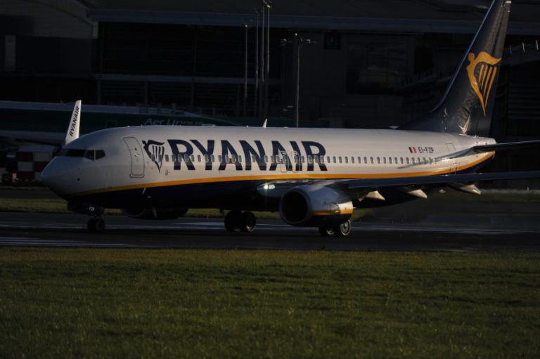 RYANAIR ASSEGURA QUE CONTRATA APENAS TRIPULANTES DE CABINE QUALIFICADOS