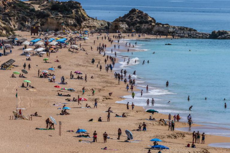 TURISTAS PORTUGUESES AJUDAM ALGARVE A TER 1,8 MILHÕES DE DORMIDAS EM OUTUBRO